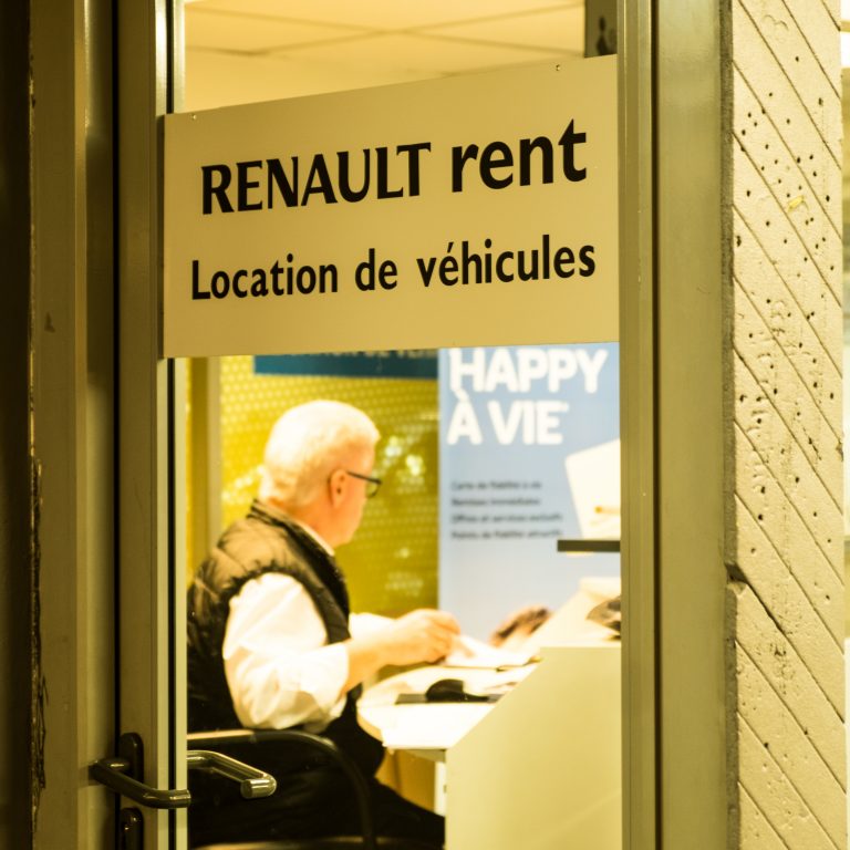 comment-contacter-Renault-rent-scaled.