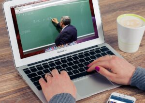 Joindre le Services de cours en ligne (MOOCs, formations professionnelles)